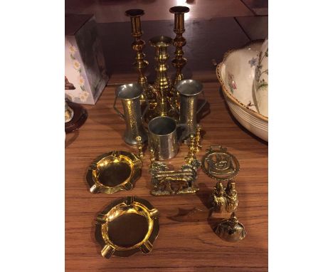 A SELECTION OF BRASSWARE TO INCLUDE CANDLESTICKS AND THREE PEWTER CUPS 