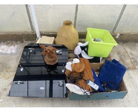 AN ASSORTMENT OF HOUSEHOLD CLEARANCE ITEMS TO INCLUDE CERAMICS, LAMP SHADES AND A TREEN WINDMILL FIGURE 
