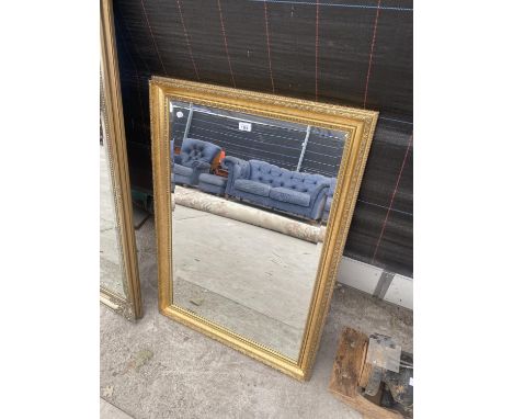 A DECORATIVE GILT FRAMED MIRROR 