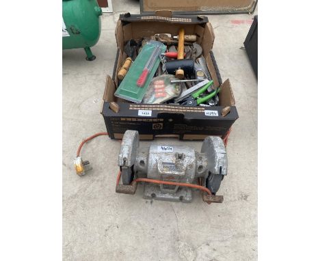 AN ASSORTMENT OF HAND TOOLS AND HARDWARE TO INCLUDE A BENCH GRINDER, GRIPS AND HAMMERS ETC 