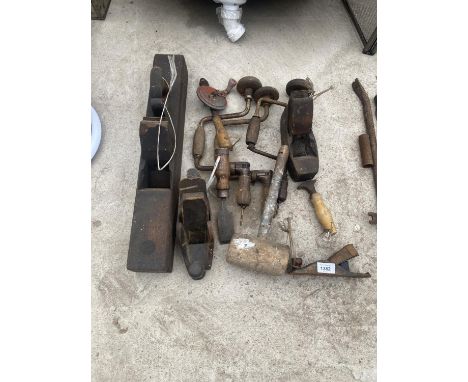 AN ASSORTMENT OF HAND TOOLS TO INCLUDE VINTAGE WOOD PLANES, DRILL BRACES AND CHISELS ETC 