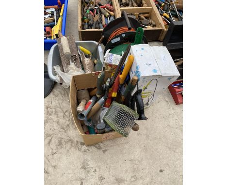 AN ASSORTMENT OF HAND TOOLS TO INCLUDE AN EXTENSION LEAD, A GARDEN SPRAYER AND GARDEN TOOLS ETC 