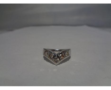 AN 18 CARAT WHITE GOLD RING IN A WISHBONE DESIGN WITH FIVE IN LINE DIAMONDS SIZE M/N 