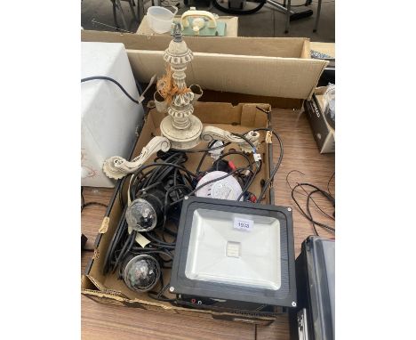 AN ASSORTMENT OF ELECTRICALS TO INCLUDE A LIGHT, MICROPHONE AND CABLES ETC 