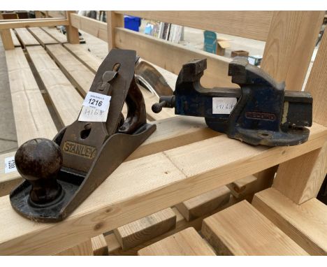 A STANLEY NO. 4 1/2 WOOD PLANE AND A SMALL VINTAGE RECORD BENCH VICE 