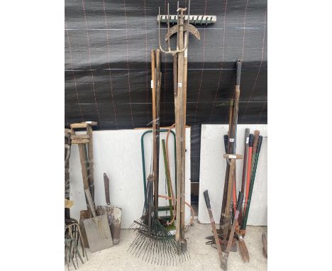 AN ASSORTMENT OF GARDEN TOOLS TO INCLUDE RAKES, A BURNER AND FORK ETC 