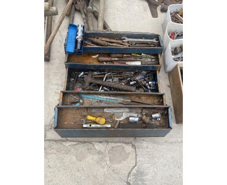 A METAL TOOL BOX CONTAINING AN ASSORTMENT OF HAND TOOLS TO INCLUDE SOCKETS, SCREW DRIVERS AND A HAMMER ETC 