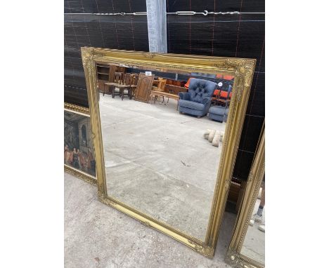 A LARGE DECORATIVE GILT FRAMED WALL MIRROR 