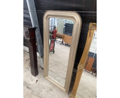 A DECORATIVE ROUND TOPPED GILT FRAMED MIRROR 