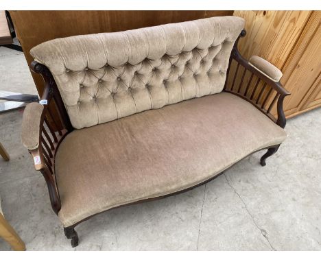 AN EDWARDIAN MAHOGANY FRAMED PARLOUR SETTEE WITH BUTTON-BACK AND OPEN ARMS 