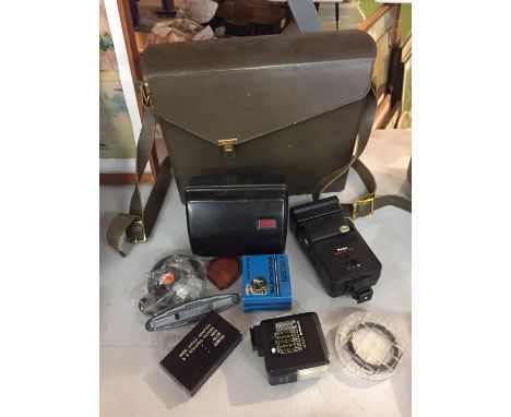 A VINTAGE CAMERA TO INCLUDE ACCESORIES AND CARRY CASE 
