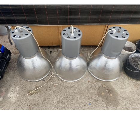 A GROUP OF 3 INDUSTRIAL STYLE LIGHT FITTINGS 