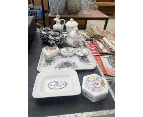 AN ASSORTMENT OF VINTAGE DRESSING TABLE ITEMS TO INCLUDE A WEDGWOOD TRINKET BOX, A PORT MERION EXAMPLE AND TWO ORIENTAL VASES