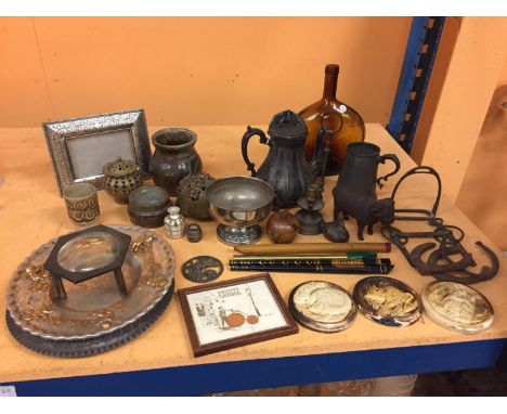 A SELECTION OF ITEMS TO INCLUDE POTS, A VINTAGE MAGNIFYING GLASS ON STAND, PEWTER TANKARD AND DECORATIVE TEA POT PLUS FURTHER