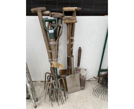 AN ASSORTMENT OF GARDEN TOOLS TO INCLUDE SPADES AND FORKS ETC 