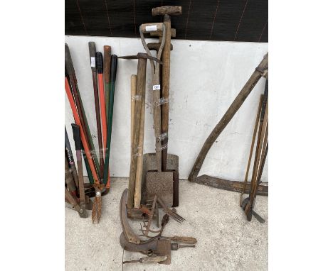 AN ASSORTMENT OF VINTAGE GARDEN TOOLS TO INCLUDE SPADES, SHOVELS AND SCYTHES ETC 