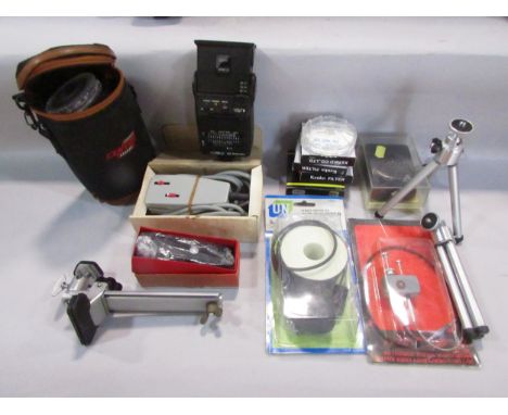 A quantity of photographic equipment including a Minolta 200 MXI camera, a Minolta flash and lens, an aluminium hard case, tr