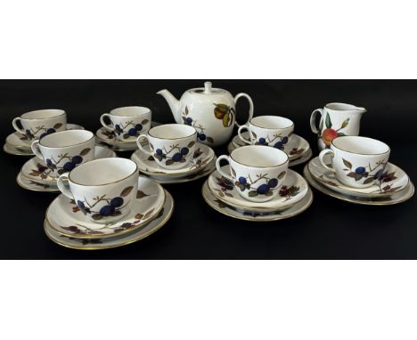 A large quantity of Royal Worcester Evesham pattern tableware and dinner and teaware approx 80 pieces comprising graduated pl