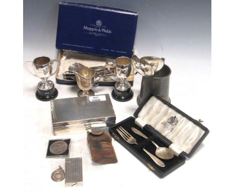 2 silver cream jugs, a cased set of 6 silver teaspoons, a cased fork and spoon set and a silver table cigarette box, 8.9ozt g