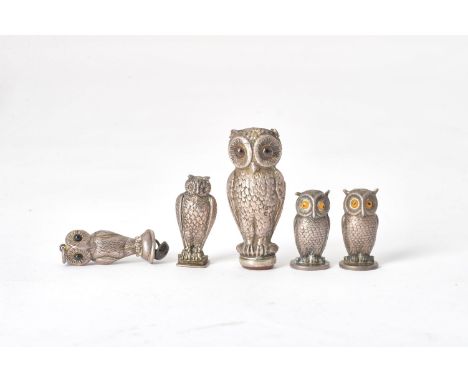 An Edwardian silver novelty owl desk seal by Crisford &amp; Norris, Birmingham 1909, modelled back-and-front as an owl with g