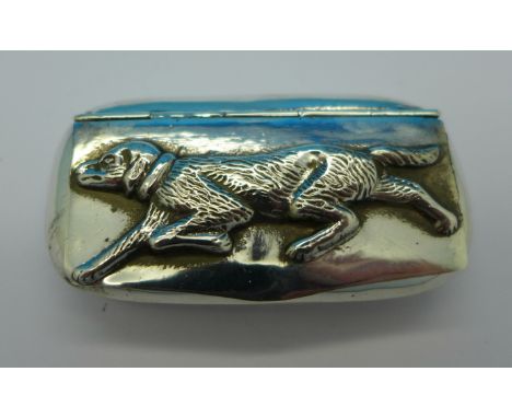 A 925 silver snuff box with gun dog decoration