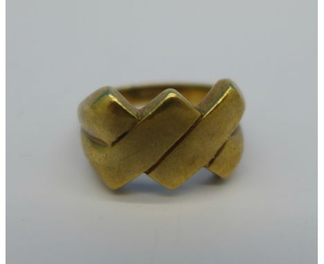 A 9ct gold ring, 4g, K