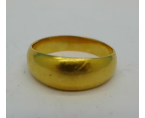 A yellow metal ring, marked 22C, 8.7g, V