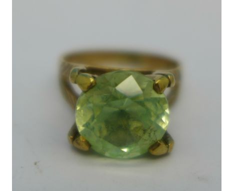 A 9ct gold and green stone ring, 4.9g, L