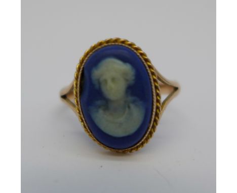 A 9ct gold and cameo ring, 2.5g, M