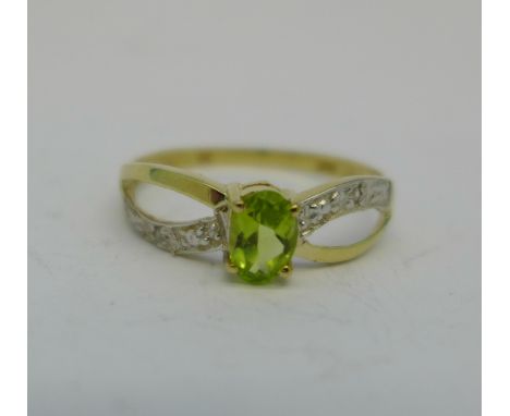 A 9ct gold and peridot ring, 0.9g, N