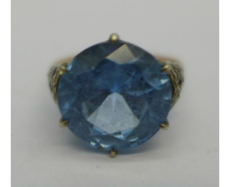 A yellow metal ring, 3.2g, M