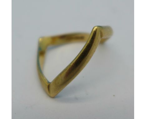 A 9ct gold wishbone ring, 1.8g, L