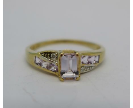 A 9ct gold and kunzite set ring, 2.5g, S