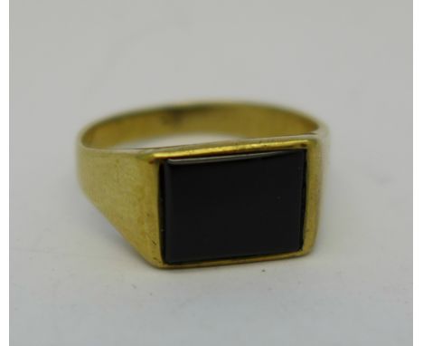 A 9ct gold and onyx ring, 3.5g, S, hallmark worn