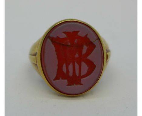 A gentleman's 18ct gold signet ring set with a monogrammed bloodstone, 11.4g, Q, stone a/f