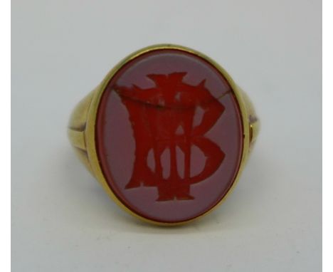 A gentleman's 18ct gold signet ring set with a monogrammed bloodstone, 11.4g, Q, stone a/f