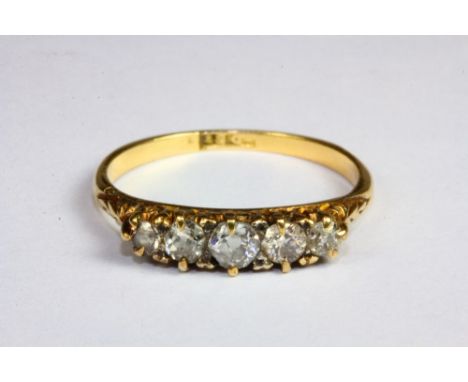 An 18ct yellow gold antique 5 stone diamond ring (O).