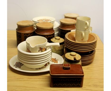 A Royal Worcester Kismet Pattern dinner set, together with a quantity of vintage Hornsea china.