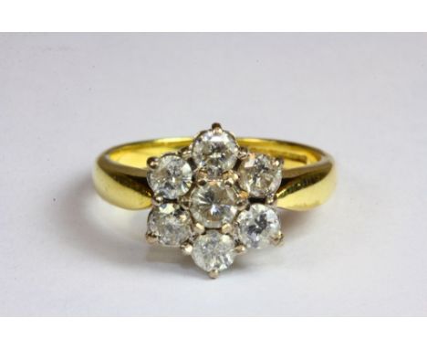 An 18ct yellow gold diamond cluster ring (approx 1ct total) (K.5).