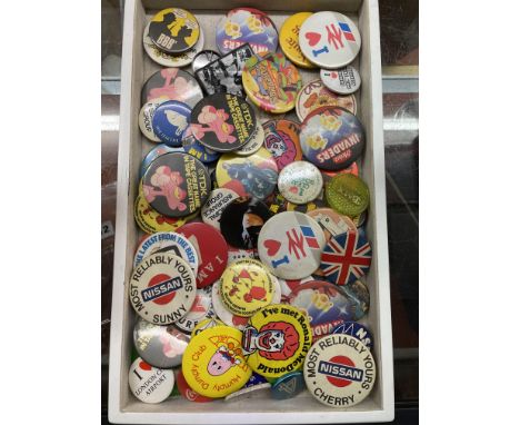 TRAY OF VINTAGE 1970/80S BADGES