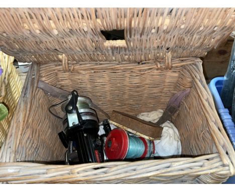 VINTAGE FISHING TACKLE BOX CONTAINING REELS