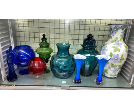 SHELF OF ASSORTED RETRO GLASSWARE INCLUDING SWUNG STRETCH VASE, EMPOLI GREEN APOTHECARY JAR AND LARGE FLORAL POTTERY VASE