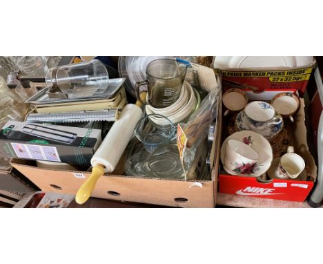 BOX OF KITCHENALIA INCLUDING A LARGE SELECTION OF PYREX WARE, NUTBROWN CERAMIC ROLLING PIN, CERAMIC DISHES, ETC.