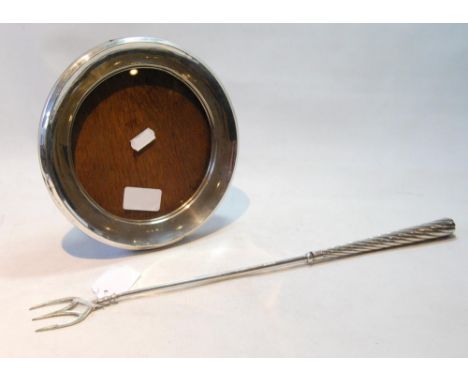 Silver circular photograph frame for a 14cm image, 1916, and a toasting fork with silver spiral handle, 1891.&nbsp; (2) 