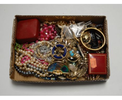 A box of miscellaneous costume jewellery to include faux pearl necklace, gents cufflinks etc