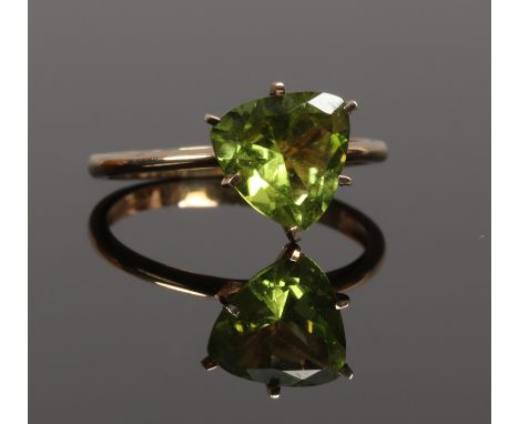 A 9ct gold and peridot ring, size N.