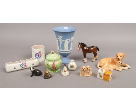 A group of collectable ceramics to include Royal Doulton, Beswick, Poole etc.