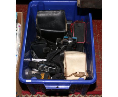 A box of assorted vintage cameras to include Polaroid, Concord, Hanimax examples etc.