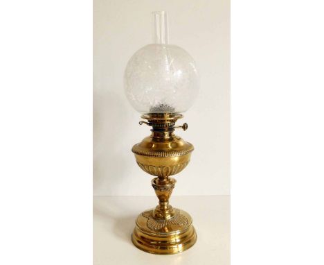 Victorian brass oil lamp with frosted glass shade. Condition report: see terms and conditions