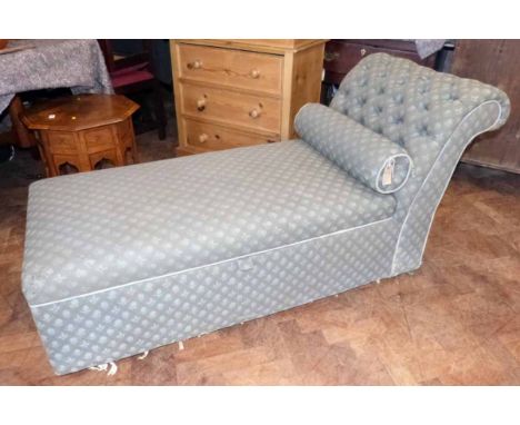 Button-back day bed. Condition report: see terms and conditions